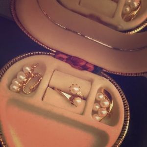 Beautiful vintage Pearl ring / earrings set